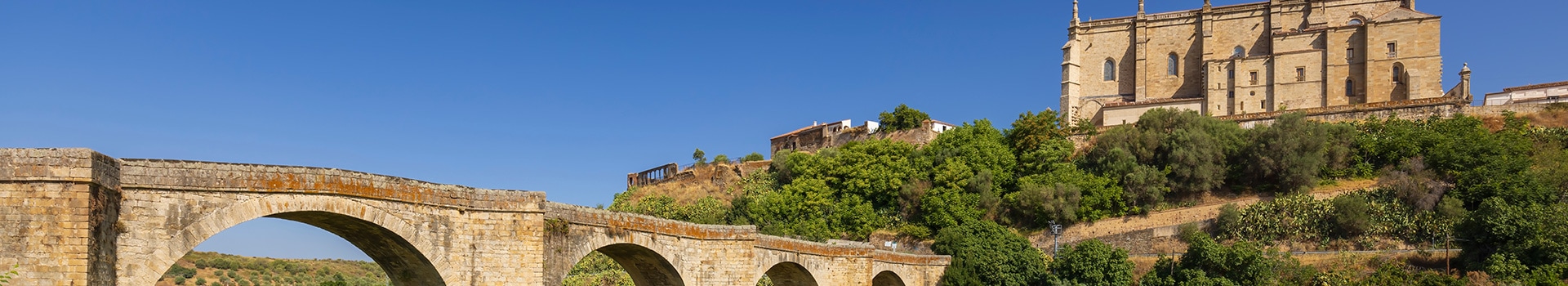 Your holiday to **Coria** starts here