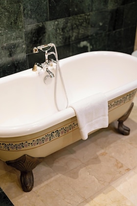 Gallery - The Luxe Plaza Hotel
