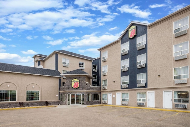 Gallery - Super 8 By Wyndham Grande Prairie