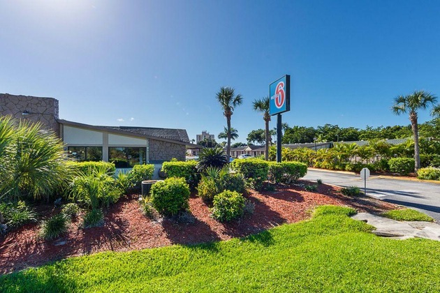 Gallery - Motel 6 North Fort Myers