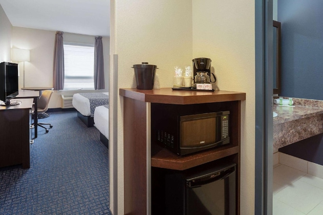 Gallery - Super 8 By Wyndham Lachenaie Terrebonne
