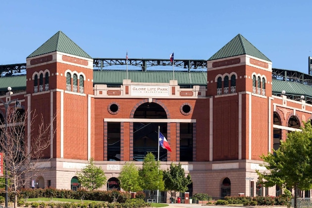Gallery - Howard Johnson By Wyndham Arlington Ballpark   Six Flags