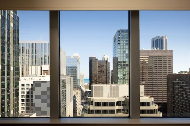 Gallery - Courtyard By Marriott Chicago Magnificent Mile