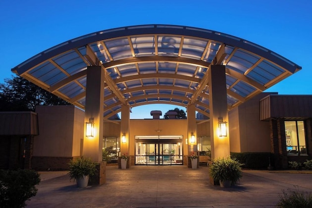 Gallery - Sheraton Milwaukee Brookfield Hotel