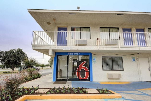 Gallery - Motel 6 San Marcos