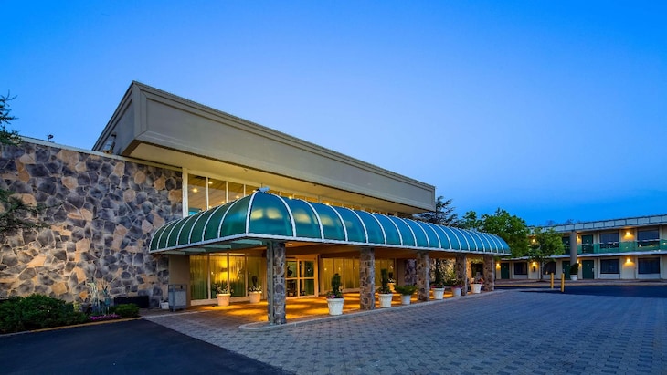 Gallery - SureStay Plus Hotel by Best Western Brandywine Valley