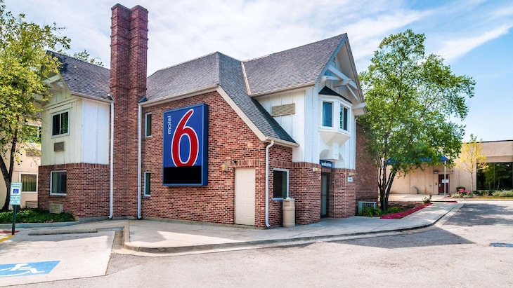 Gallery - Motel 6 Chicago North Central-Arlington Heights