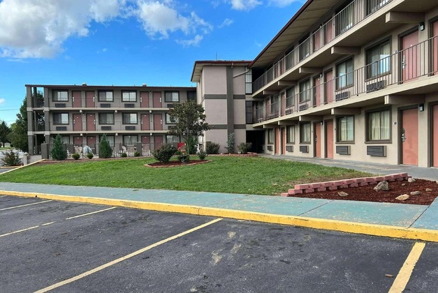 Gallery - Days Inn & Suites By Wyndham Springfield On I-44