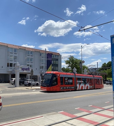Gallery - Spark By Hilton Kansas City Plaza Streetcar