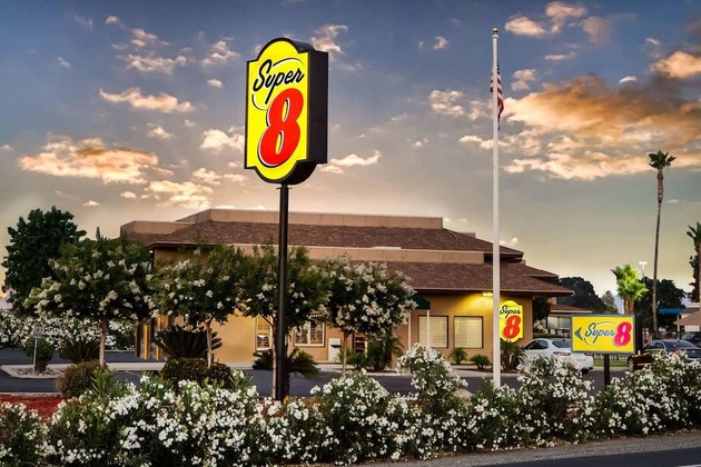 Gallery - Super 8 By Wyndham Lindsay Olive Tree