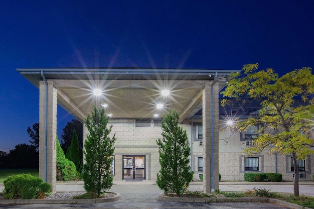 Gallery - Super 8 By Wyndham Ambassador Bridge Windsor On