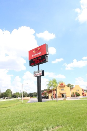 Gallery - Econo Lodge Inn & Suites Maingate Central
