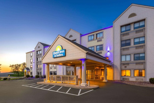 Gallery - Days Inn & Suites By Wyndham Kansas City South