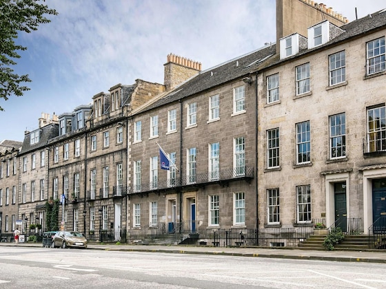 Gallery - Travelodge Edinburgh Central Queen Street