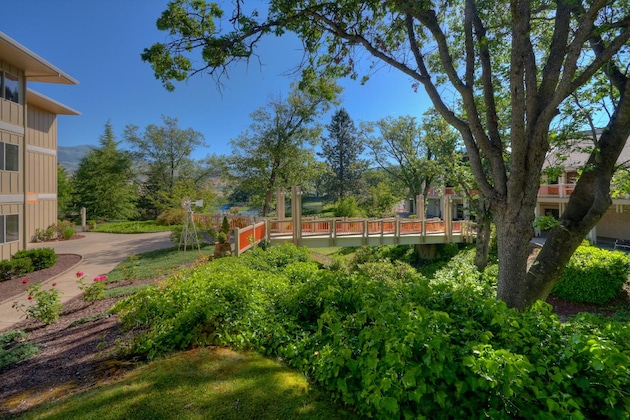 Gallery - Ashland Hills Hotel & Suites