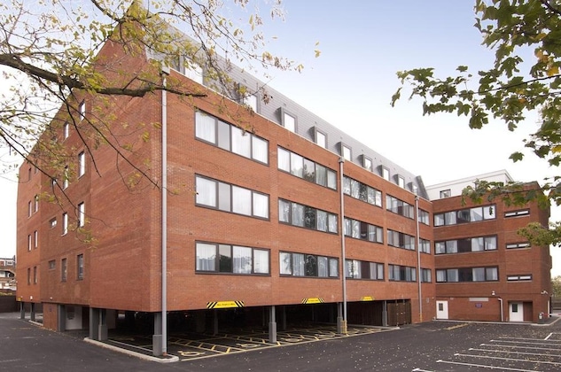 Gallery - Premier Inn London Hanger Lane
