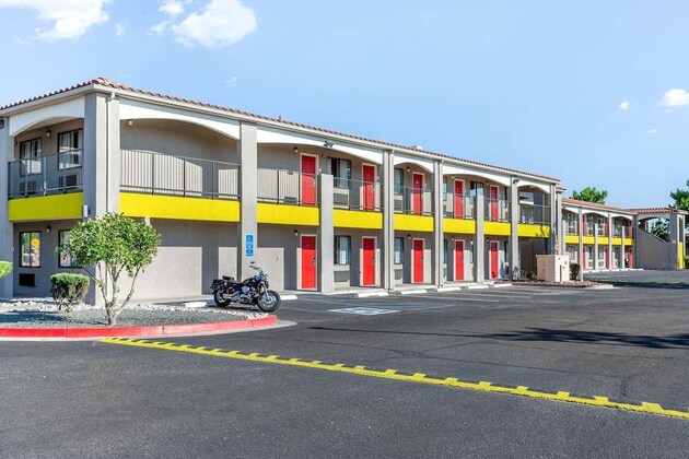 Gallery - Econo Lodge West - Coors Blvd