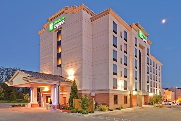 Gallery - Holiday Inn Express & Suites Bloomington By Ihg