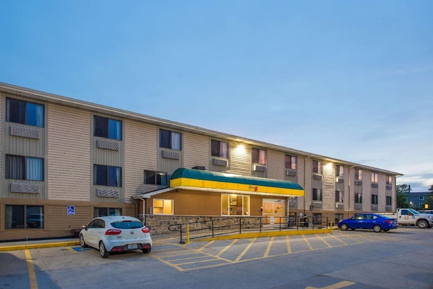 Gallery - Super 8 By Wyndham Iowa City Coralville