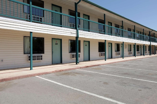 Gallery - Econo Lodge Inn & Suites