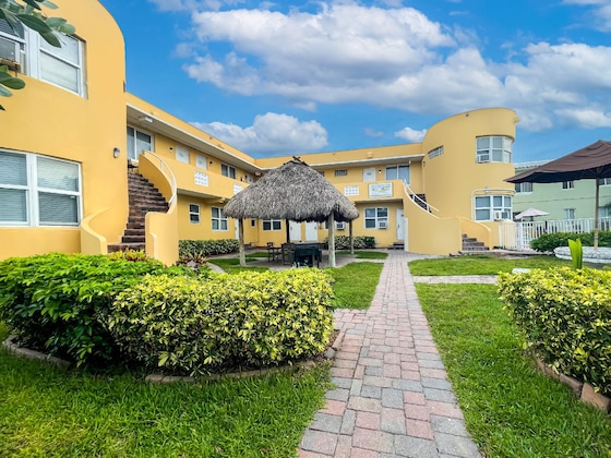 Gallery - Hollywood Beach Seaside