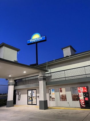 Gallery - Days Inn by Wyndham Morgan's Wonderland   IH-35 N
