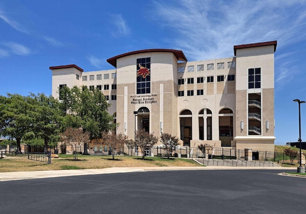Gallery - Howard Johnson By Wyndham San Marcos