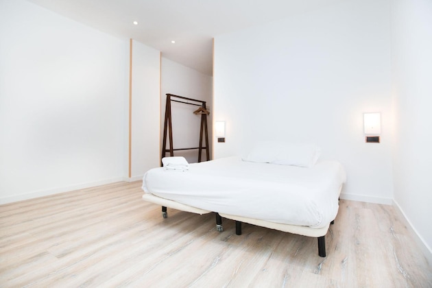 Gallery - Ainb Las Ramblas Colón Apartments