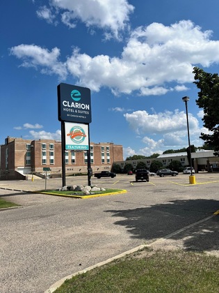 Gallery - Clarion Hotel & Suites
