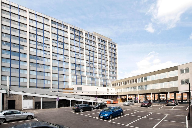 Gallery - Premier Inn London Hendon (The Hyde)