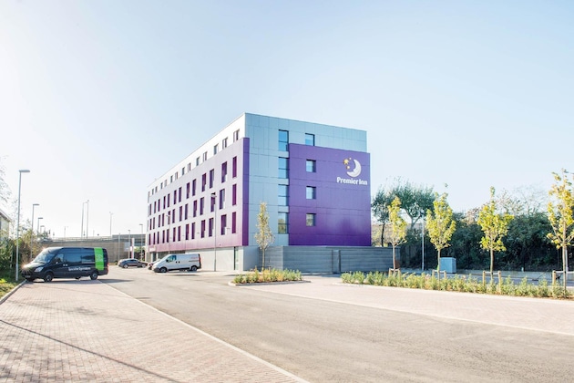 Gallery - Premier Inn London Edmonton