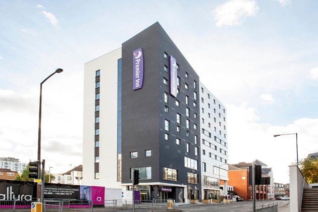 Gallery - Premier Inn Woking Town Centre