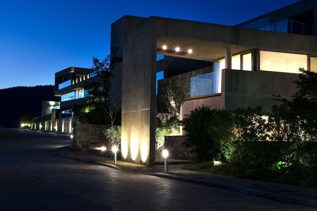 Gallery - Bayhill Pool & Villa