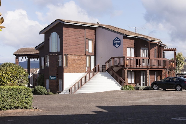 Gallery - Cascades Lakefront Motel