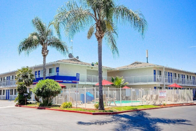 Gallery - Motel 6 Tulare