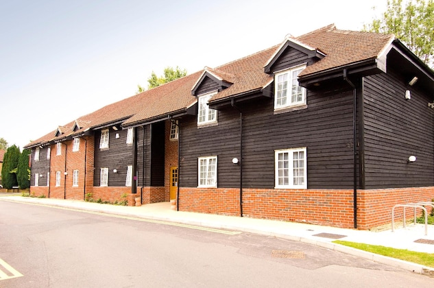 Gallery - Premier Inn Woking West (A324)