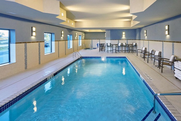 Gallery - Hampton Inn & Suites Milwaukee Franklin