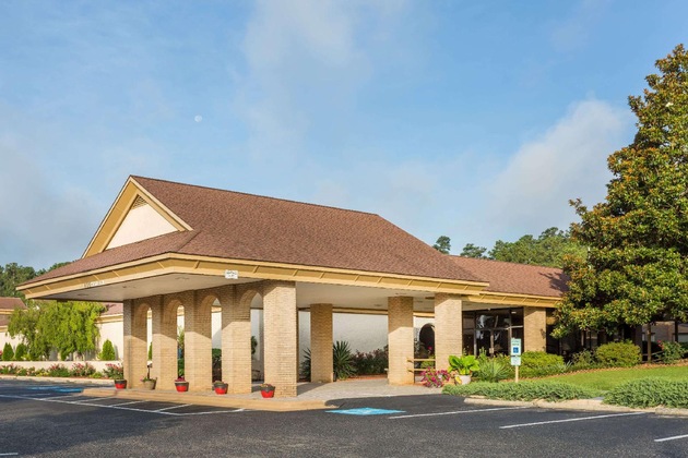 Gallery - Days Inn & Conf Center By Wyndham Southern Pines Pinehurst