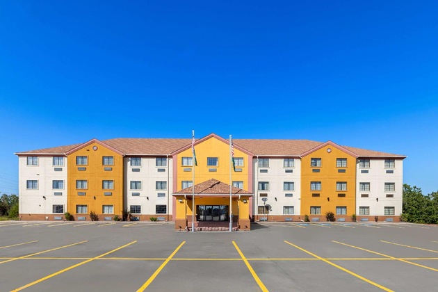Gallery - Days Inn & Suites By Wyndham Mcalester