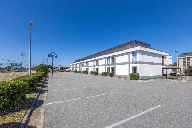 Gallery - Days Inn & Suites By Wyndham Fort Bragg Cross Creek Mall