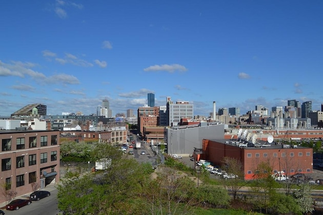 Gallery - Seaport Signal Building by Vacasa