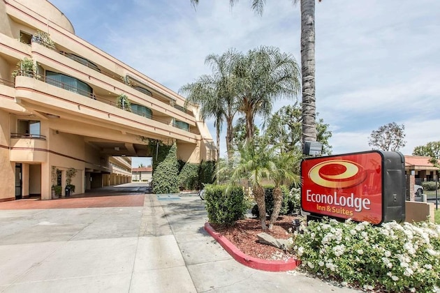 Gallery - Econo Lodge Inn & Suites