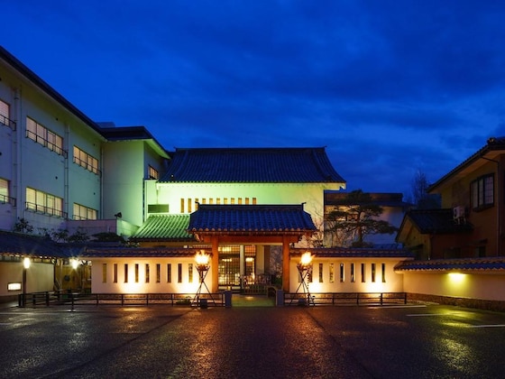 Gallery - Hotel Hoho "A hotel overlooking the Echigo Plain and the Yahiko mountain range"