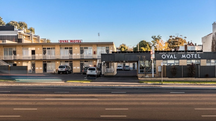 Gallery - Oval Motel