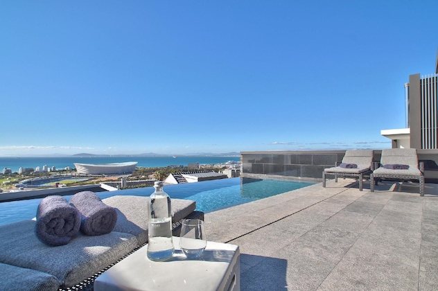 Gallery - Villa 5 Bedrooms 1 Bathroom in Green Point, Cape Town