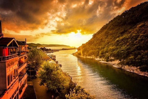 Gallery - Hill River Hotel