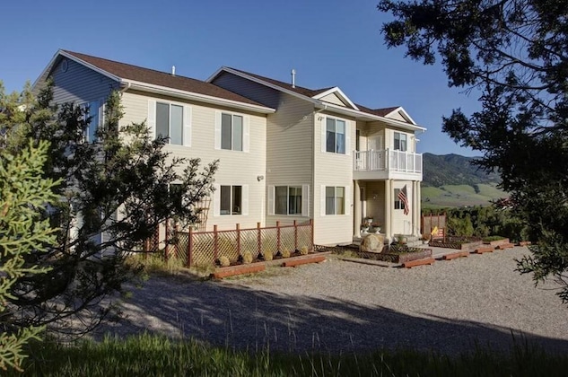 Gallery - Lions Gate Manor Bed And Breakfast