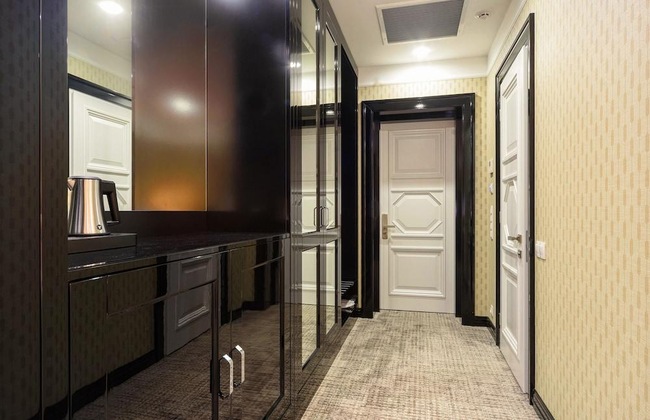 Gallery - Wall Street Maestro