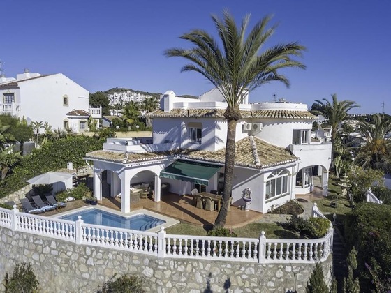 Gallery - Spacious Villa With Impressive Views
