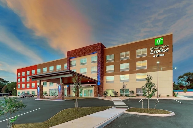 Gallery - Holiday Inn Express & Suites Roanoke – Civic Center, an IHG Hotel